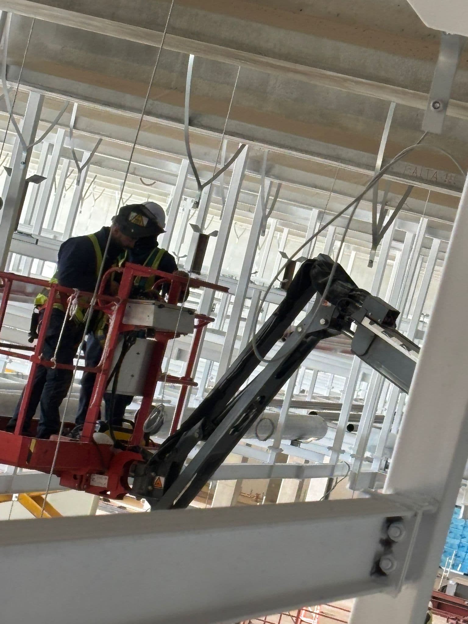 Equipo de R&V instalando tuberías industriales en altura